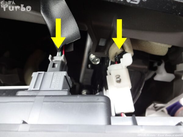 パネル裏のコネクタを2ヶ所外す