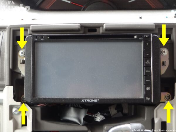 オーディオを固定しているネジ4本を外す