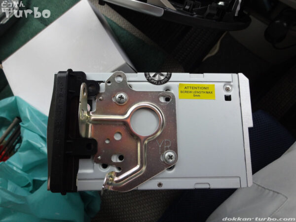 オーディオを固定するフレームと隙間を埋めるパーツ