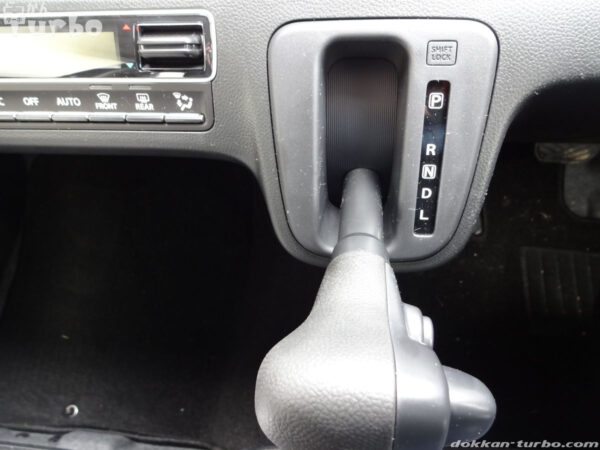 シフトレバーを動かしておく