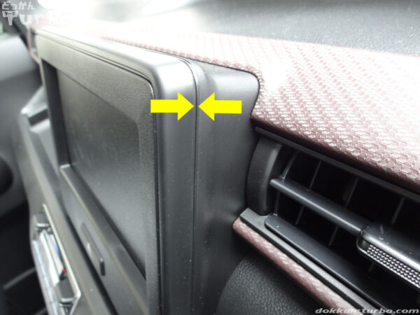 外側パネルを外すために内張り外しを入れる場所