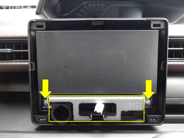 ネジを2つ外して金属のカバー？を外す