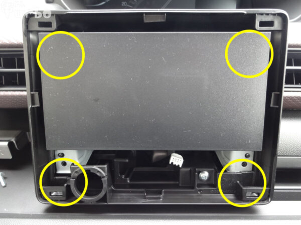 内側パネルのクリップの場所