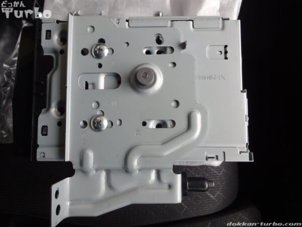 金属フレームを固定する