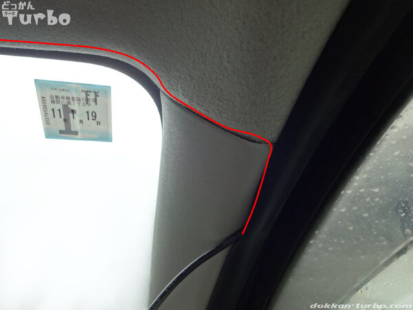 Aピラーの中を通して運転席の足元へ