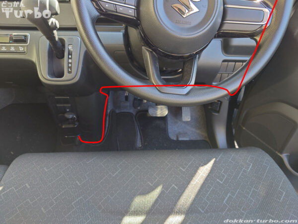 運転席コラム内を通してアクセサリーソケットへ