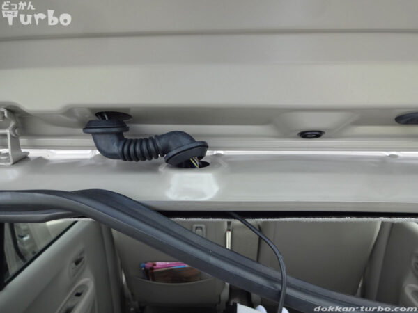 車両側のリアゲート開口部のゴムパッキンを外す