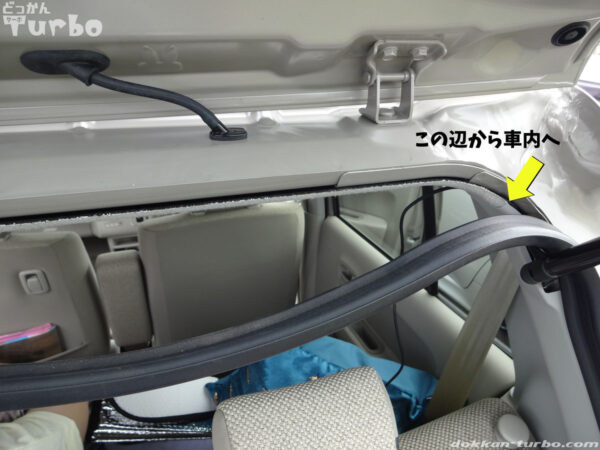 配線を車内へ引き込む