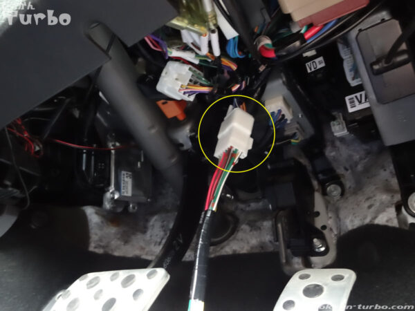 のれん分けハーネスのコネクタに、スイッチセットの分岐ハーネスを接続